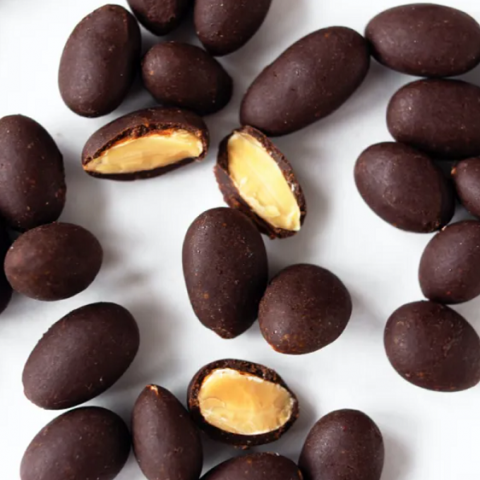 Фото2 YARO Glazed Nuts / Глазированные орехи Миндаль в шоколаде с солью